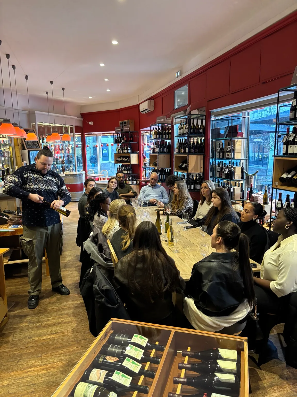 Dégustation commentée autour d'une grande table chez biodivin
