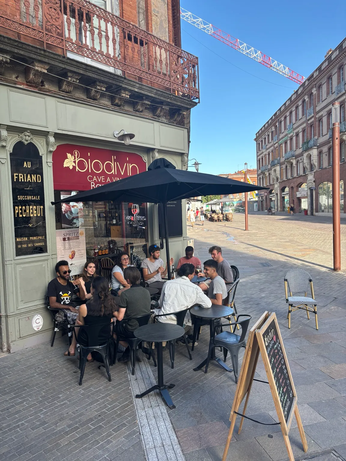 La terrasse de biodivin à l'angle de la rue de Metz, un après-midi d'été