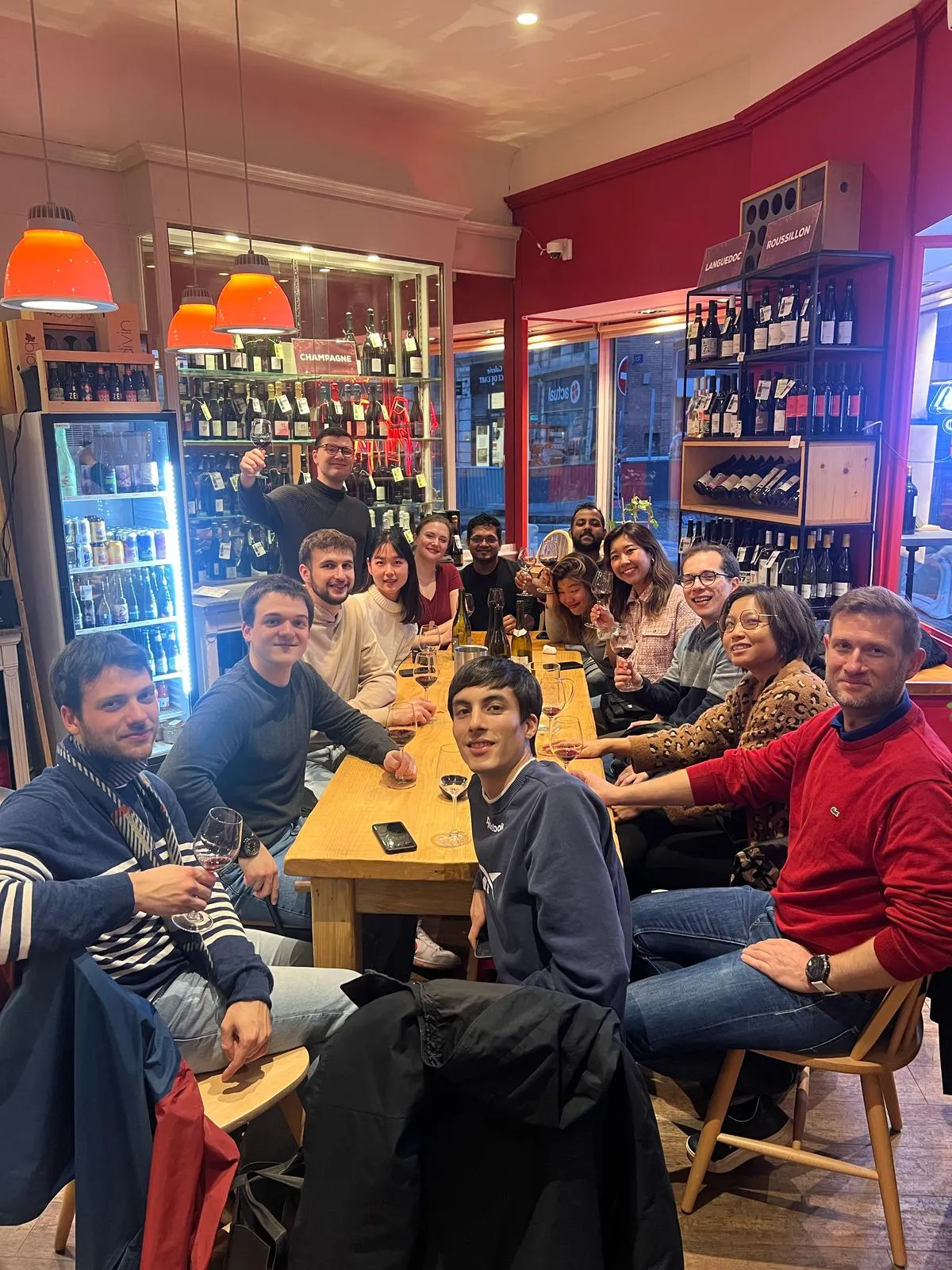 Un groupe en dégustation